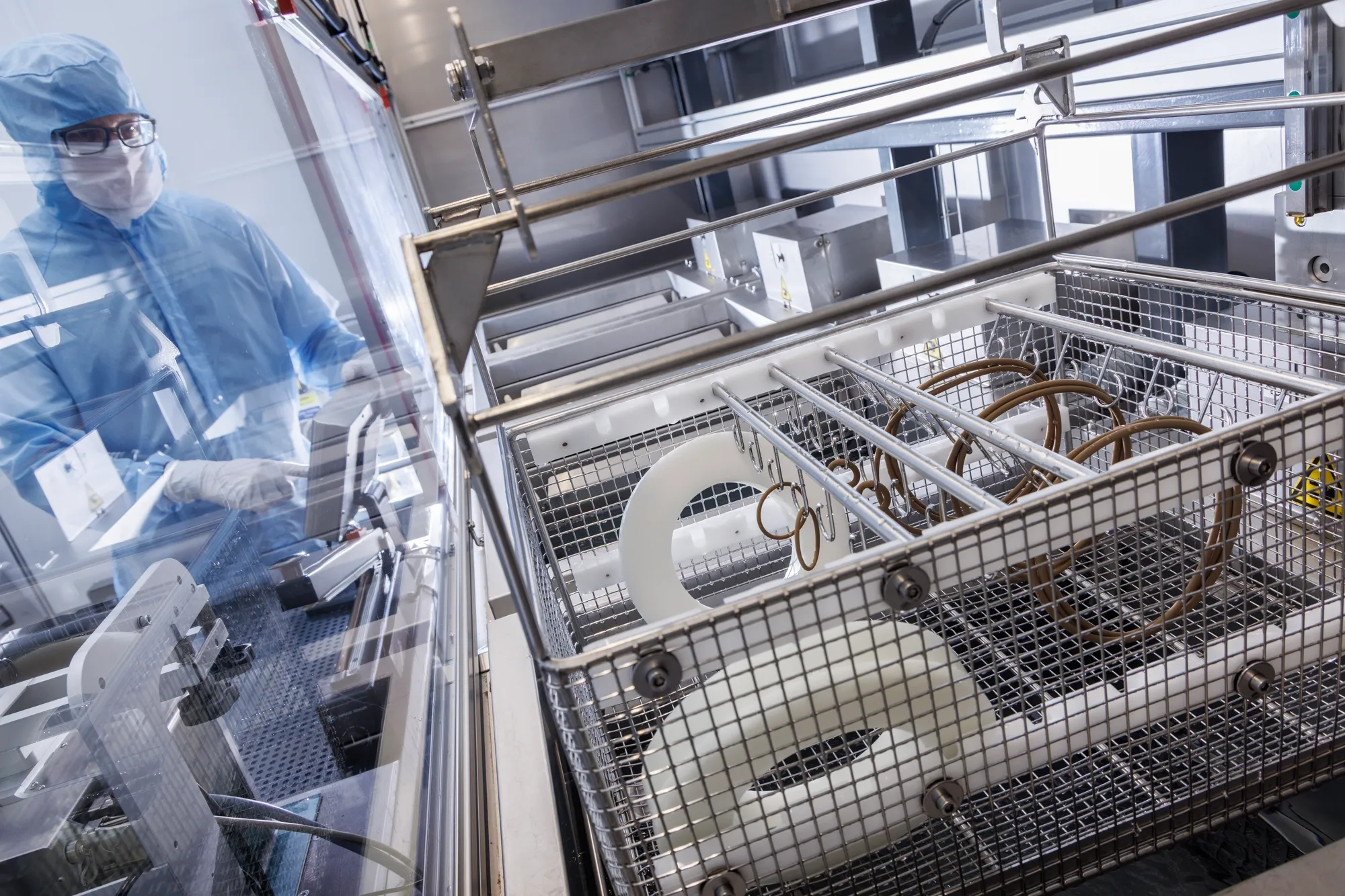 Washing seals in the cleanroom