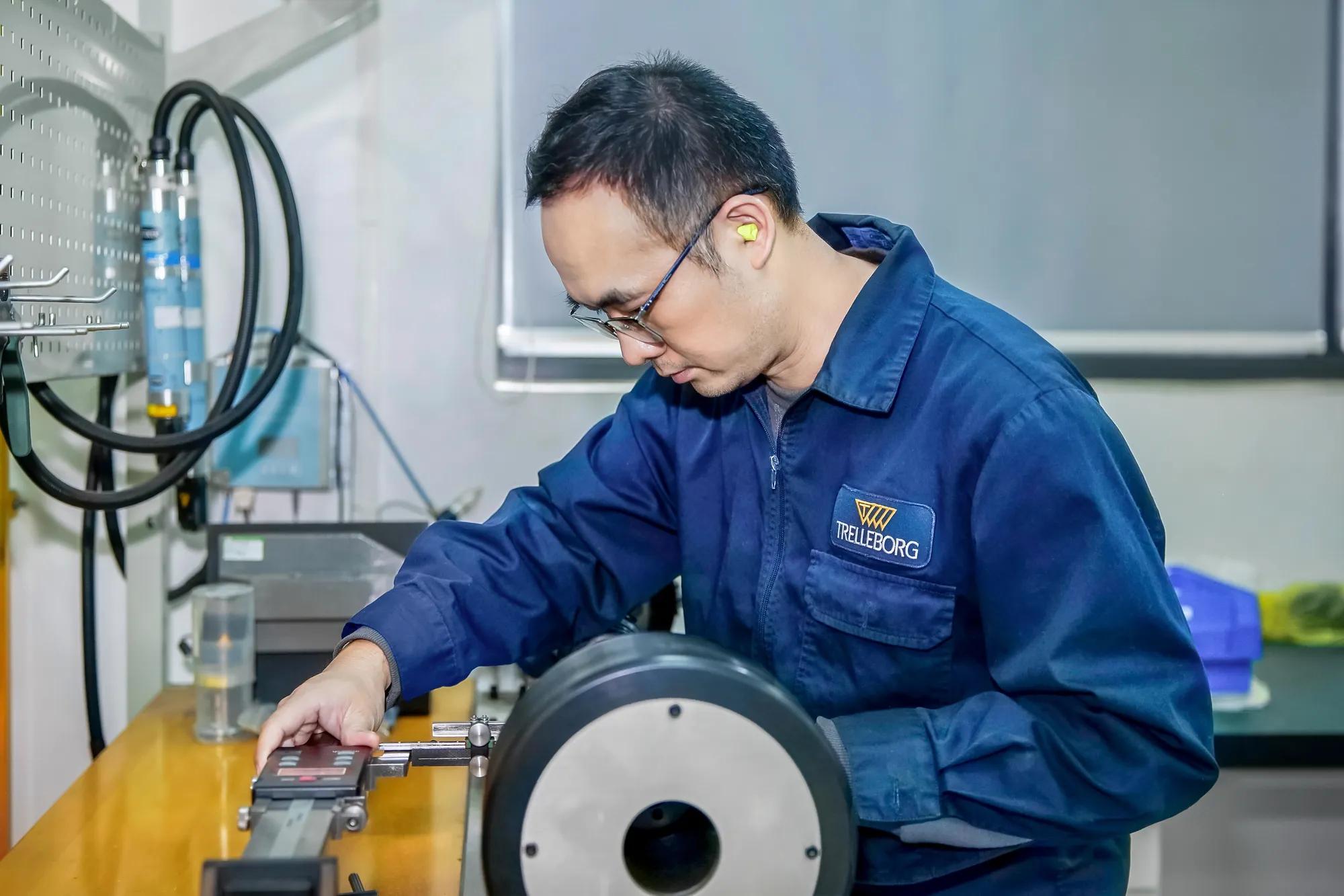 An employee at our Trelleborg Boots facility in China prepares a steering system with our CVJ Boots for testing in the bench test lab.