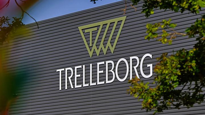 The front of the Trelleborg factory surrounded by nature.