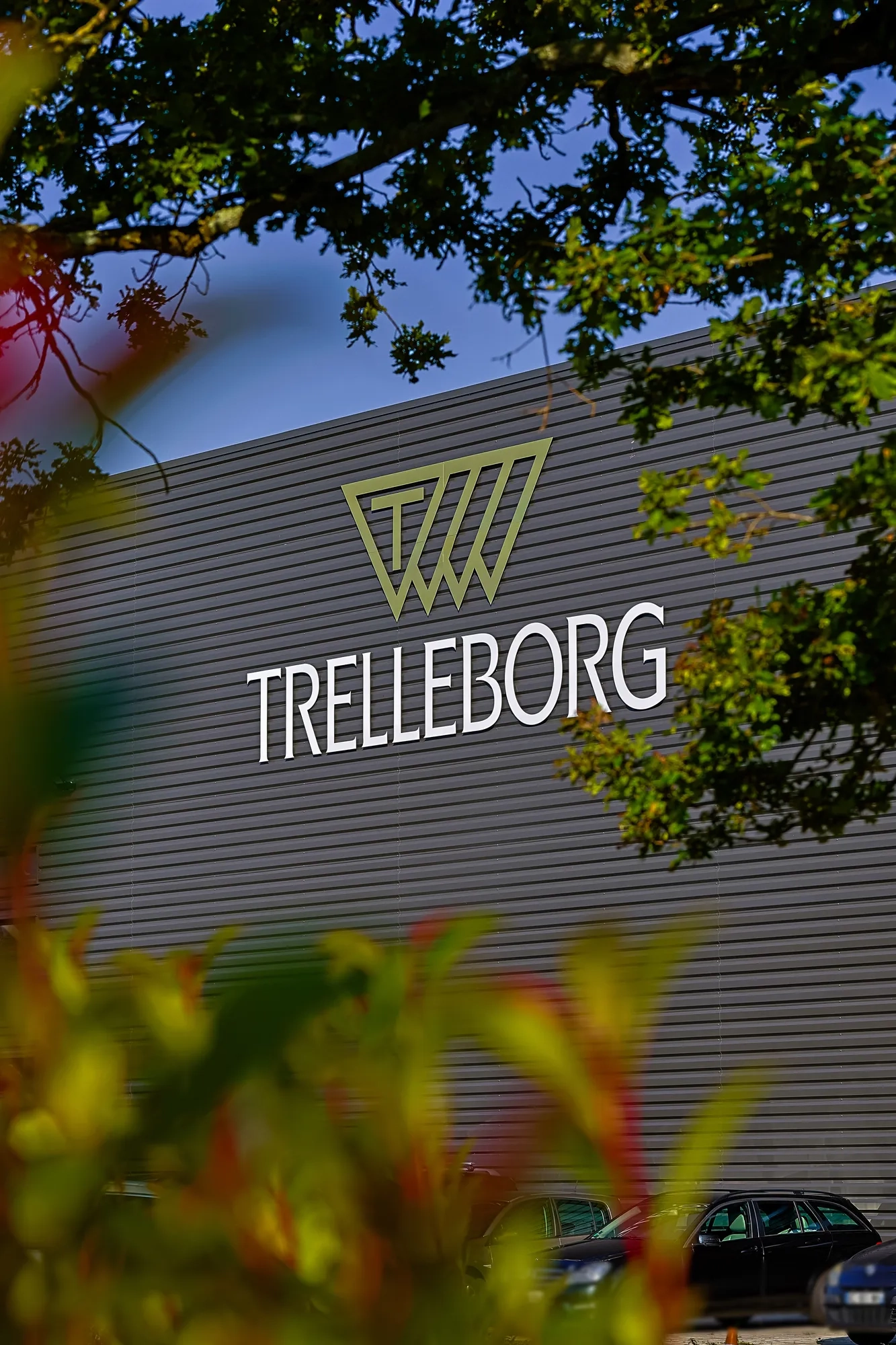 The front of the Trelleborg factory surrounded by nature.