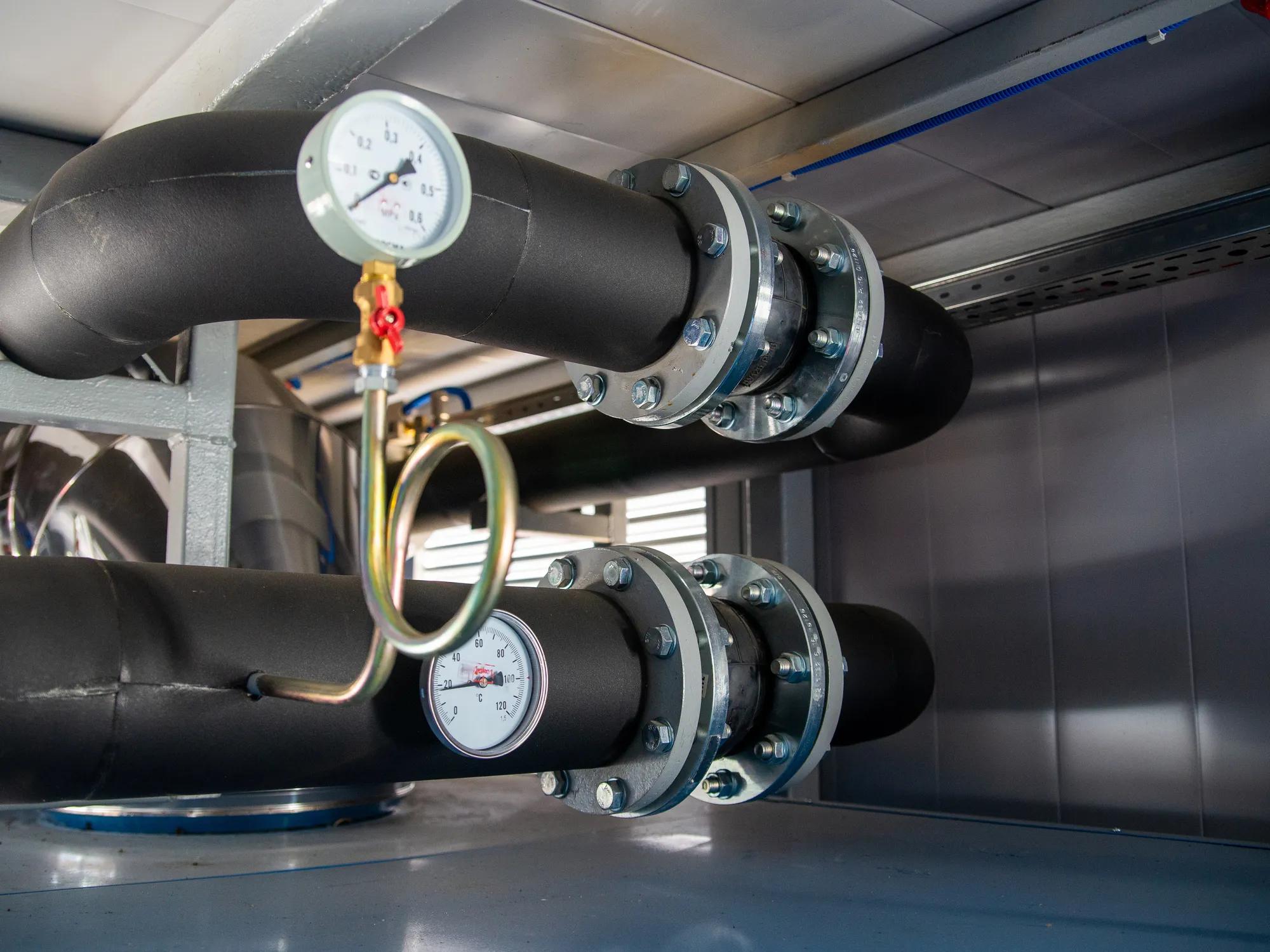 Black rubber expansion joint connecting between 2 piping.