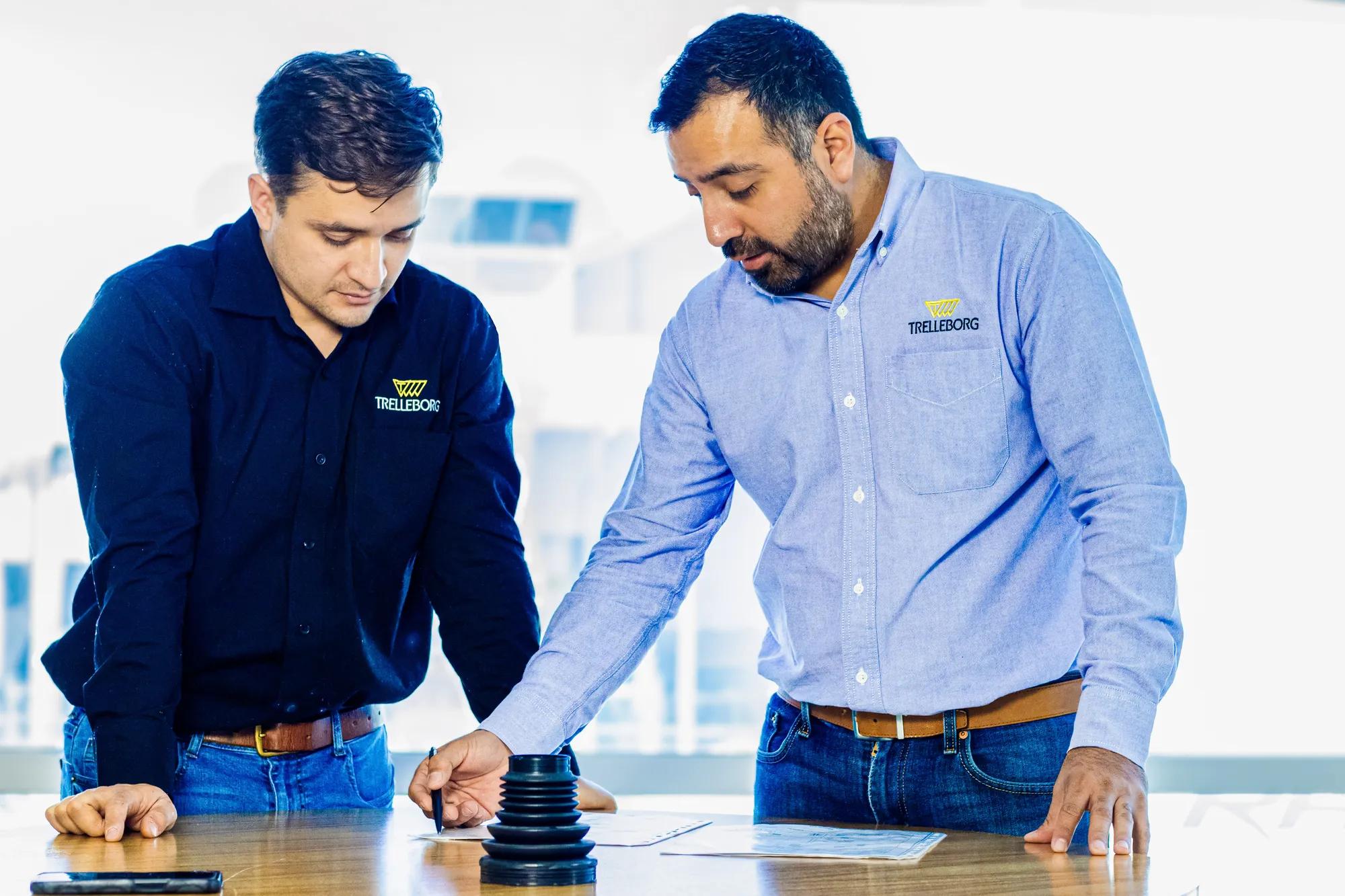 Two employees reviewing information together during a meeting at Trelleborg Queretaro.